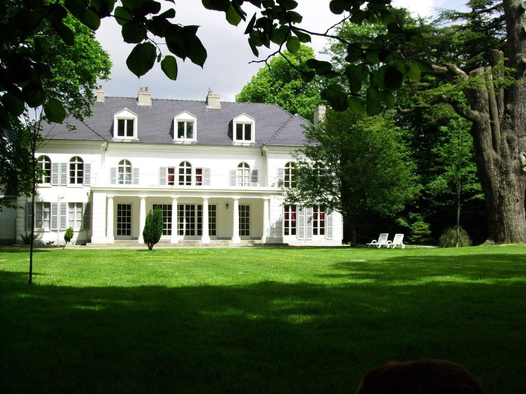 una gran casa blanca con un gran patio en Chateau de la Garenne, en Guînes