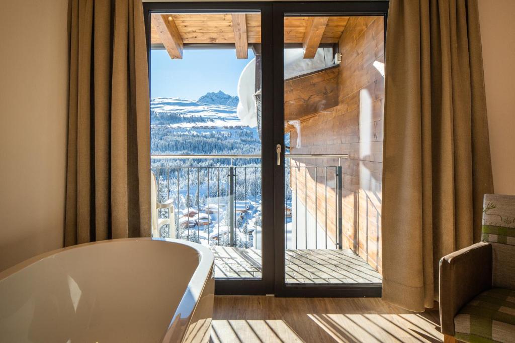 Nespecifikovaný výhled na hory nebo výhled na hory při pohledu z hotelu