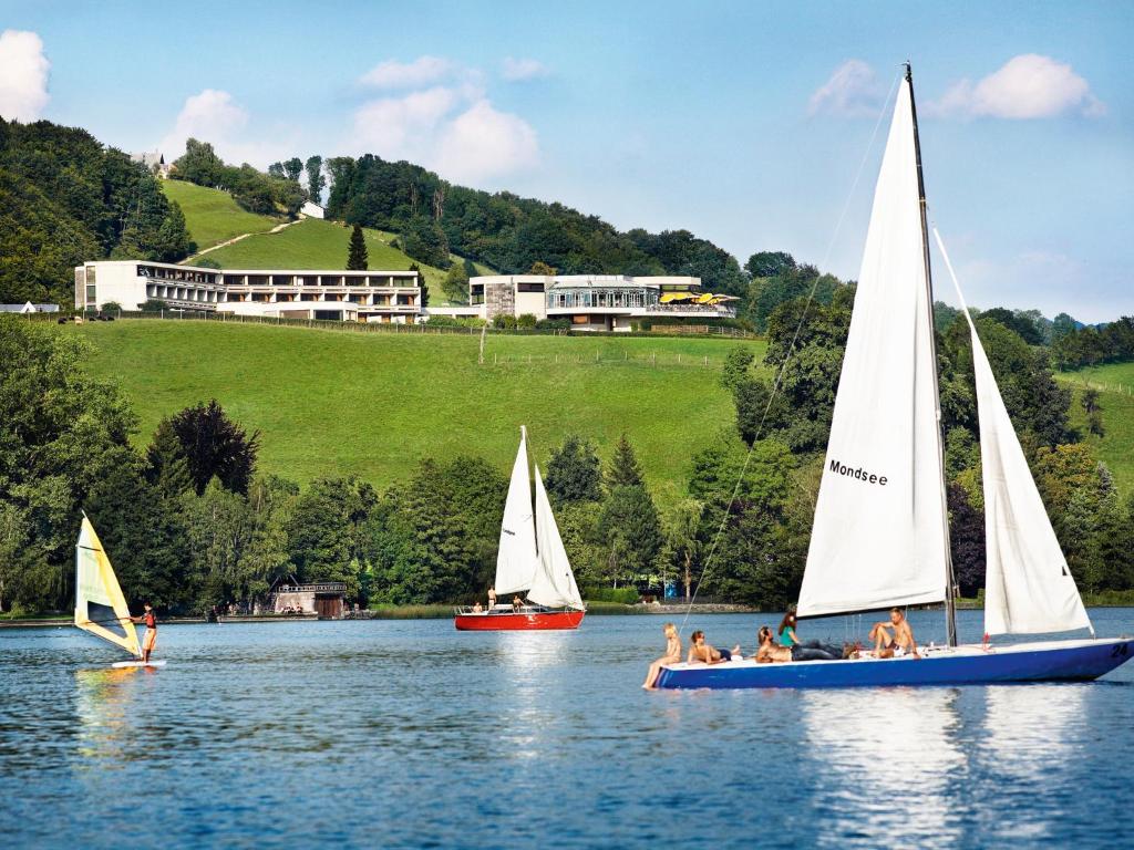 un gruppo di persone su barche su un lago di Landzeit Motor-Hotel Mondsee a Mondsee