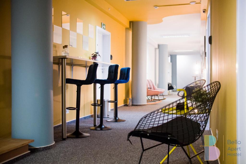 une salle d'attente avec des chaises et un comptoir dans un bâtiment dans l'établissement Kapsuły Bello ApartHostel, à Varsovie