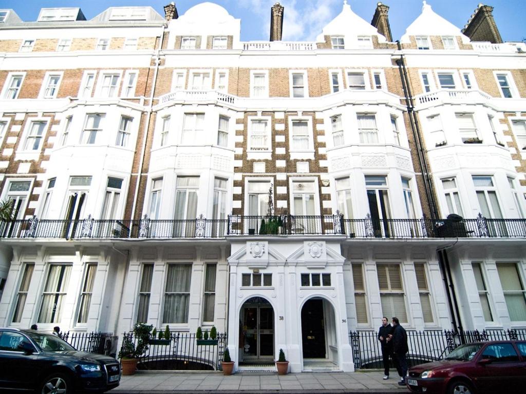 un gran edificio blanco con gente parada frente a él en St Simeon en Londres