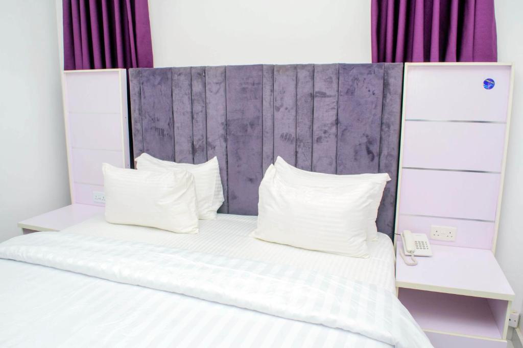 Postel nebo postele na pokoji v ubytování Ocean Park Hotel,Lekki phase 1