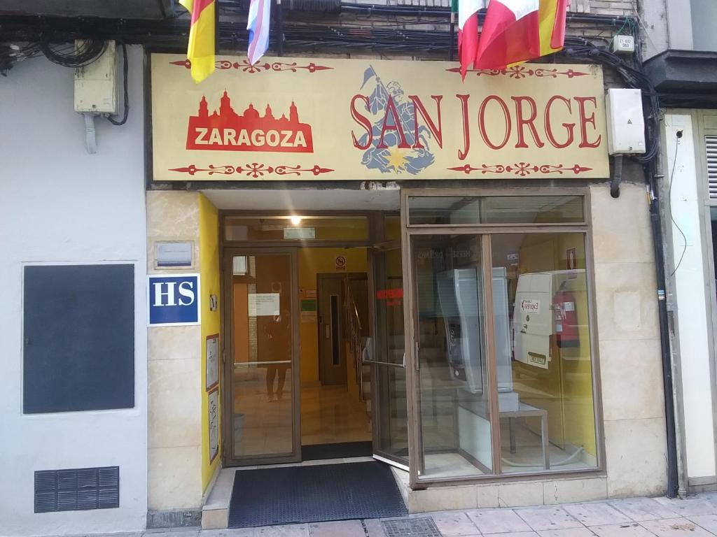 een toegang tot een winkel met twee glazen deuren bij Hostal San Jorge in Zaragoza