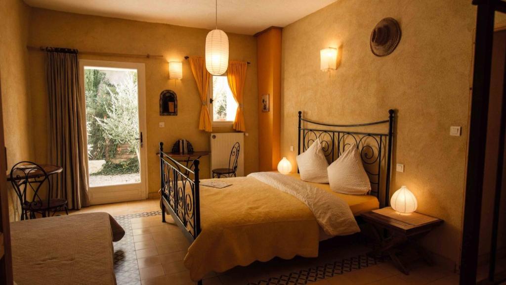 Postel nebo postele na pokoji v ubytování La Colombiere du Château