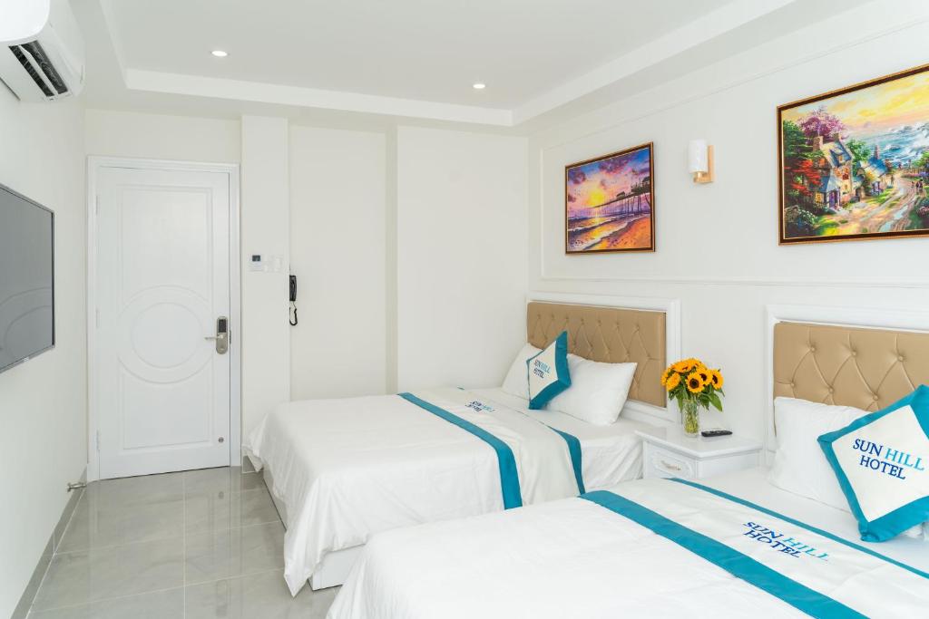 Giường trong phòng chung tại Sun Hill Hotel