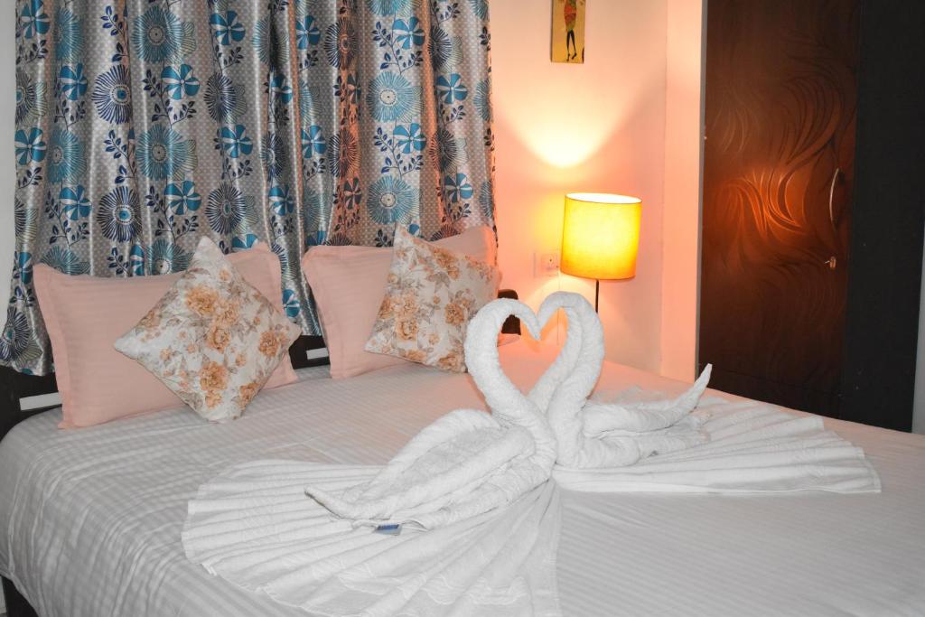 Postel nebo postele na pokoji v ubytování Spectrum Hub beach side Studio Apartment - Candolim - Goa