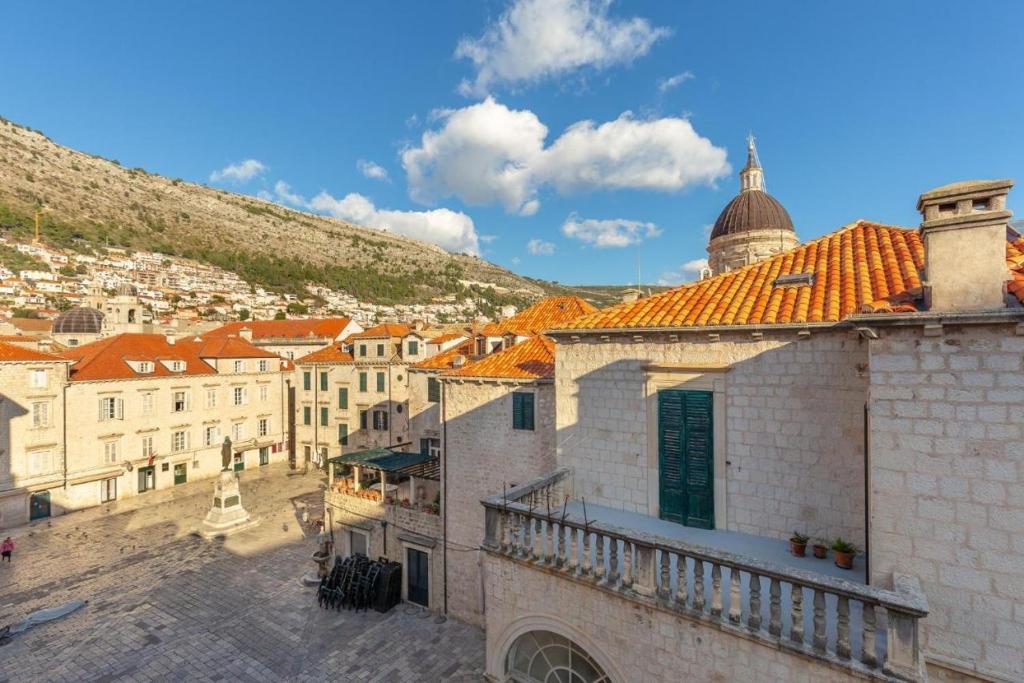 uitzicht op de stad vanaf het dak van een gebouw bij APARTMENT PLACA DUBROVNIK 2 in Dubrovnik