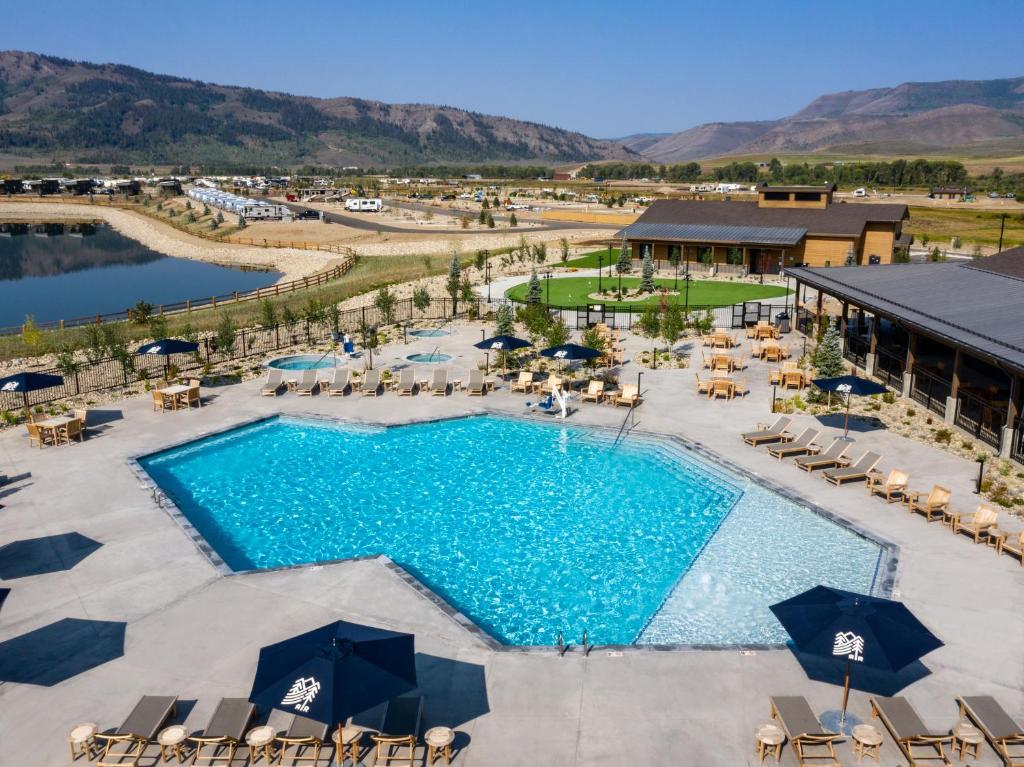 eine Aussicht auf einen Pool in einem Resort in der Unterkunft Sun Outdoors Rocky Mountains in Granby