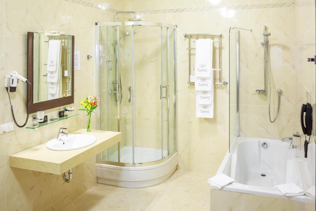 Ванна кімната в Taurus Hotel & SPA