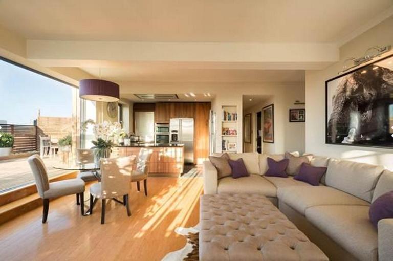 2 Bed Luxury apartment in Bayswater - amazing terrace views from 7th floor في لندن: غرفة معيشة كبيرة مع أريكة وطاولة