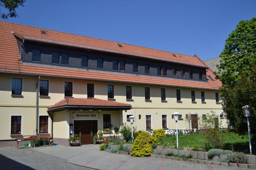 ein großes weißes Gebäude mit rotem Dach in der Unterkunft Landhotel Kertscher-Hof in Schmölln