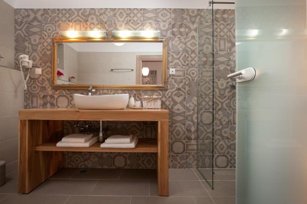 Kúpeľňa v ubytovaní Villa IVA, 3lovelyvillas