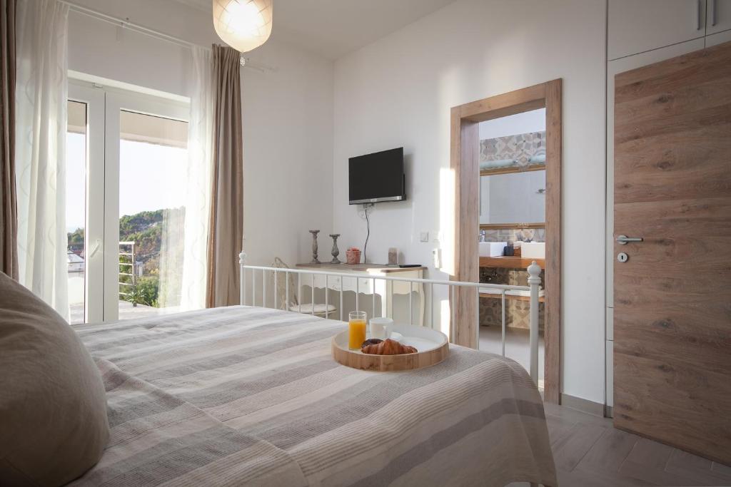 Televízia a/alebo spoločenská miestnosť v ubytovaní Villa IVA, 3lovelyvillas
