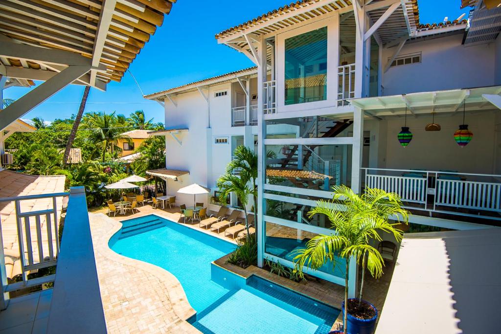 uma vista aérea de uma casa com piscina em Apart Hotel Forte Blu na Praia do Forte