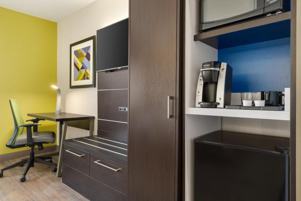 Kuchyň nebo kuchyňský kout v ubytování Holiday Inn Express - Jamaica - JFK AirTrain - NYC by IHG