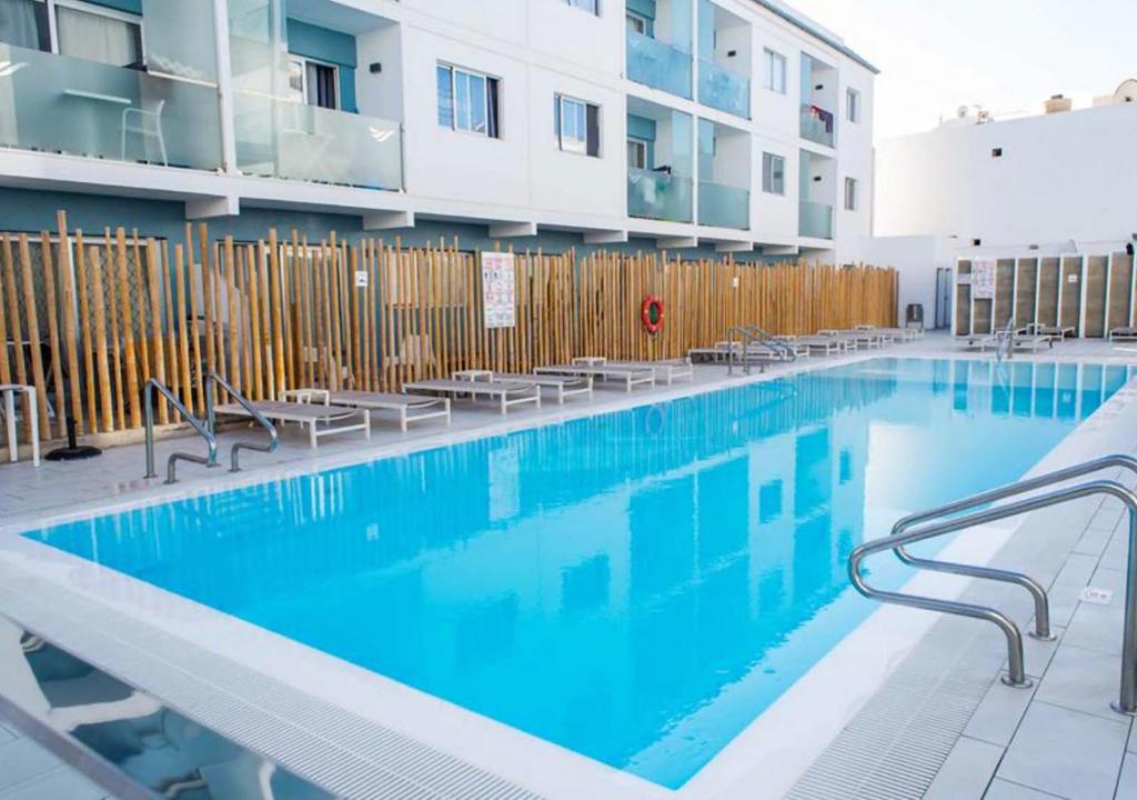 Kolam renang di atau di dekat Cozy Flat with Amazing Roof top in Corralejo