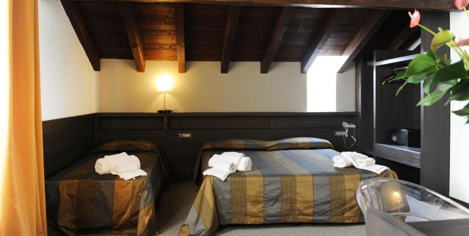 Łóżko lub łóżka w pokoju w obiekcie Locanda Sant'Ambrogio