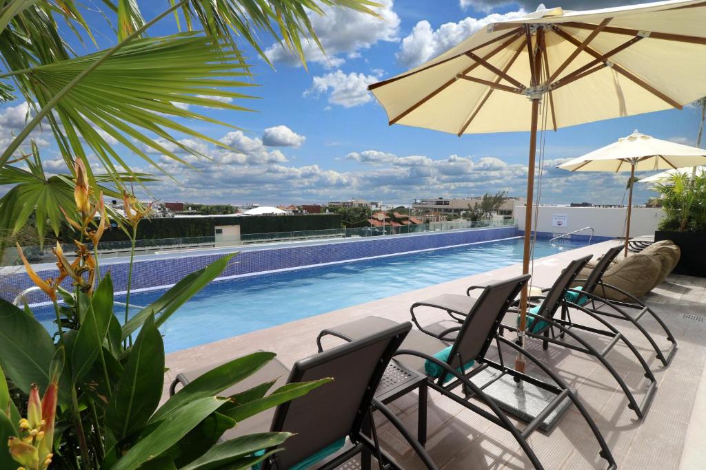 Бассейн в Holiday Inn Express & Suites - Playa del Carmen, an IHG Hotel или поблизости