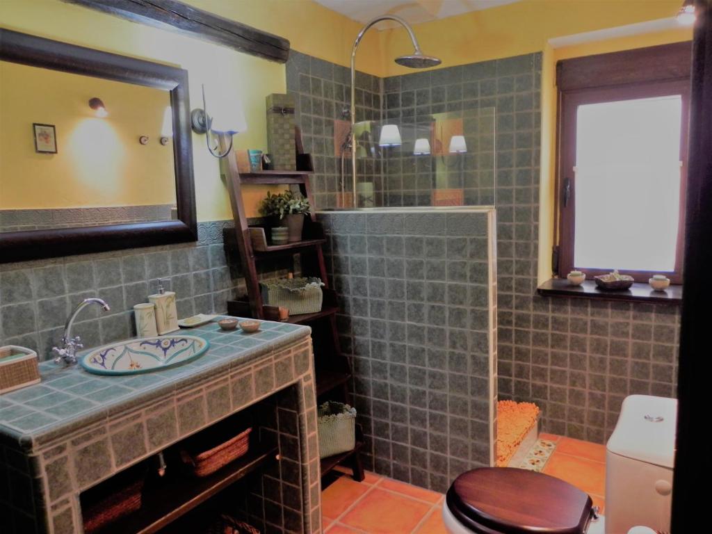 Koupelna v ubytování Casa Rural " LA PARRA"