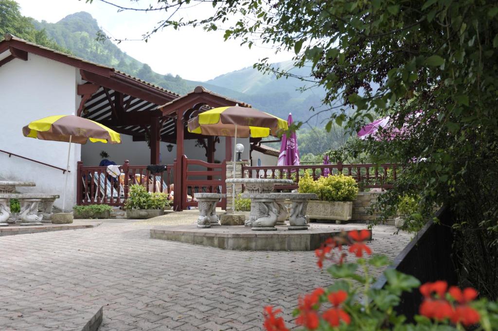 Nespecifikovaný výhled na hory nebo výhled na hory při pohledu z hotelu