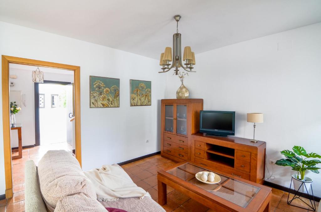 Telewizja i/lub zestaw kina domowego w obiekcie WintowinRentals Townhouse, Roof Terraze & Pool