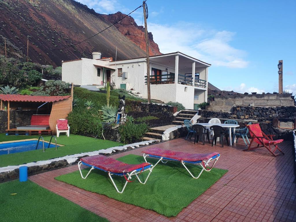 een huis met een patio met een tafel en stoelen bij FINCA LA JORADITA in Tamaduste