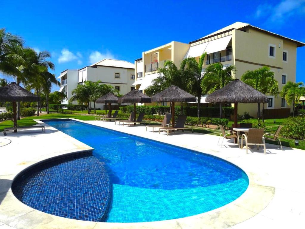 una piscina di fronte a un edificio di Apartamento com varanda no Iberostate em Praia do Forte a Praia do Forte