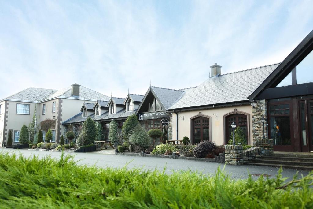 eine Außenansicht eines Hauses in der Unterkunft Mulroy Woods Hotel in Milford