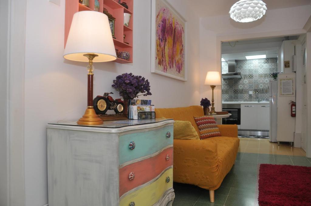 een woonkamer met een lamp op een dressoir bij Private Apartment in Pembroke St Julians in Pembroke 