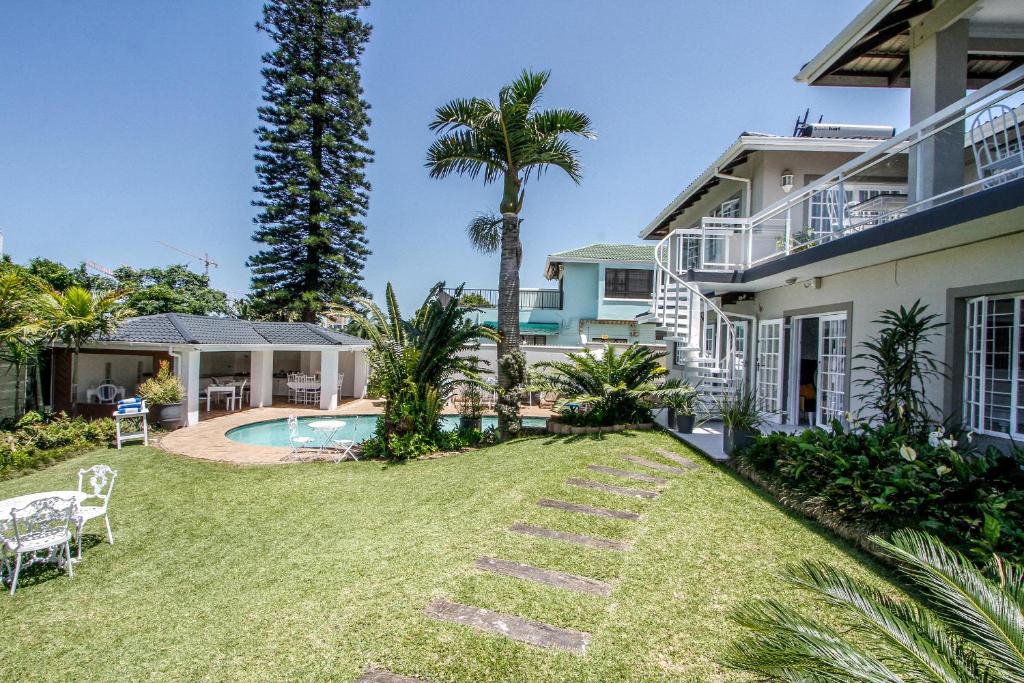 una casa con un patio con piscina en Blue Waves Lodge en Durban