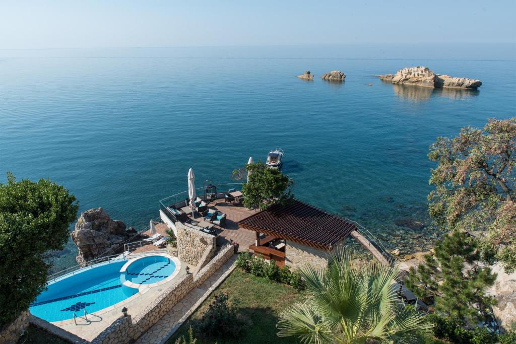 einen Luftblick auf einen Pool neben dem Wasser in der Unterkunft Apartments Eneida in Ulcinj