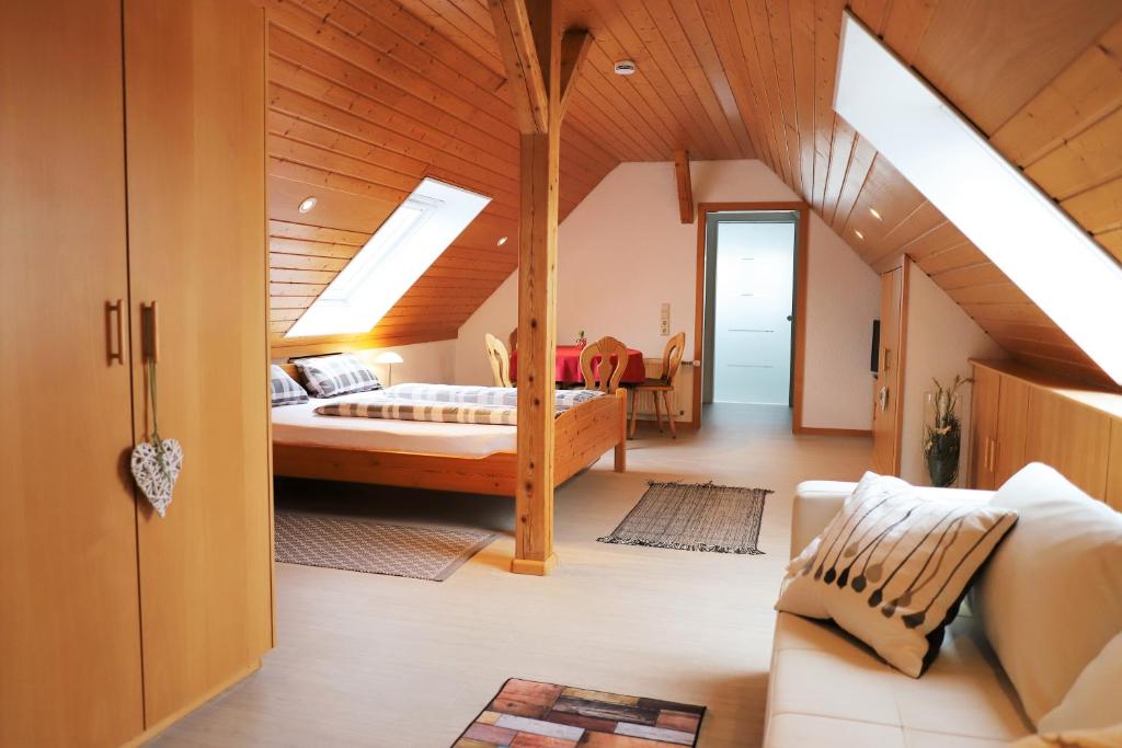 1 dormitorio con 1 cama y 1 sofá en una habitación en Gästehaus Willaringen, en Rickenbach
