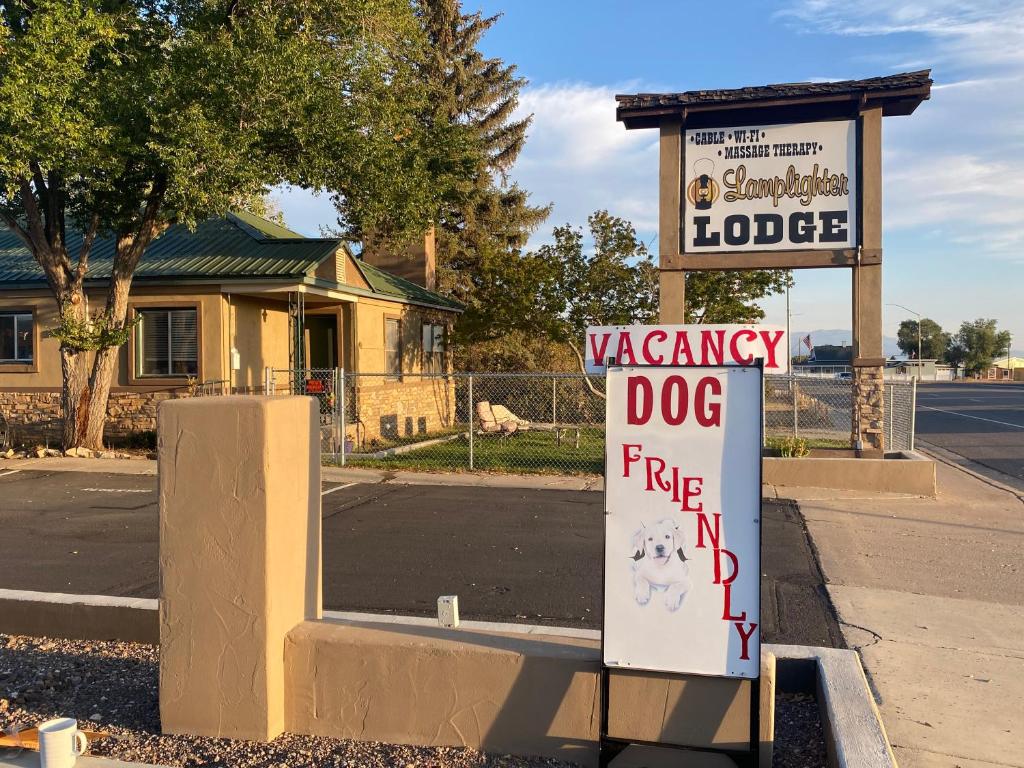 um sinal para a azonazona Dogctuary livre de cães em Lamplighter Lodge em Panguitch