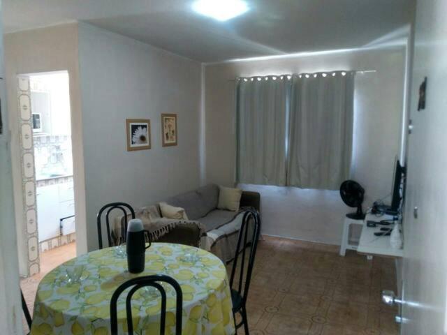 uma sala de estar com uma mesa e um sofá em Apartamento em Boa Viagem no Recife