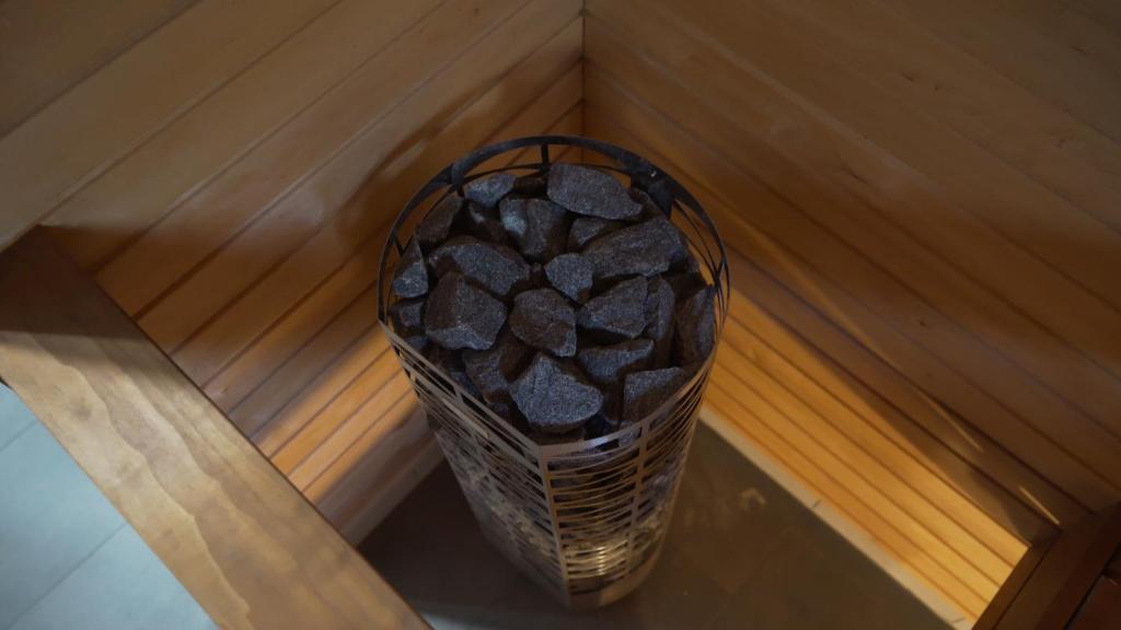 Una canasta de rocas sentada sobre una mesa. en SPLIFE, en Kuru