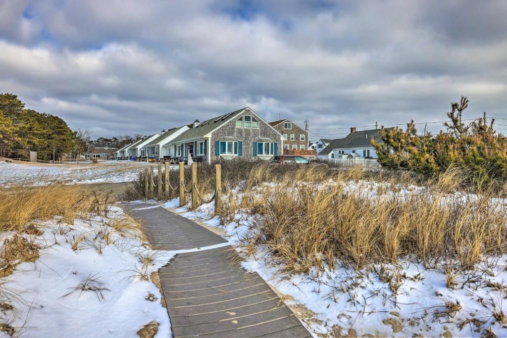 Gallery image of Cape Cod Retreat with Gas Grill Steps to Beach in Dennis Port