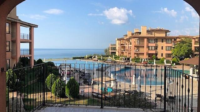 Изглед към басейн в Kaliakria Infinity Pool Apartment или наблизо