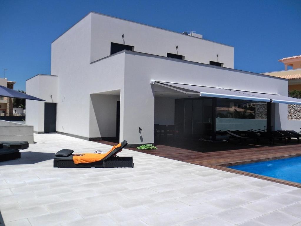 una casa blanca con piscina frente a ella en Villa Silva, en Armação de Pêra