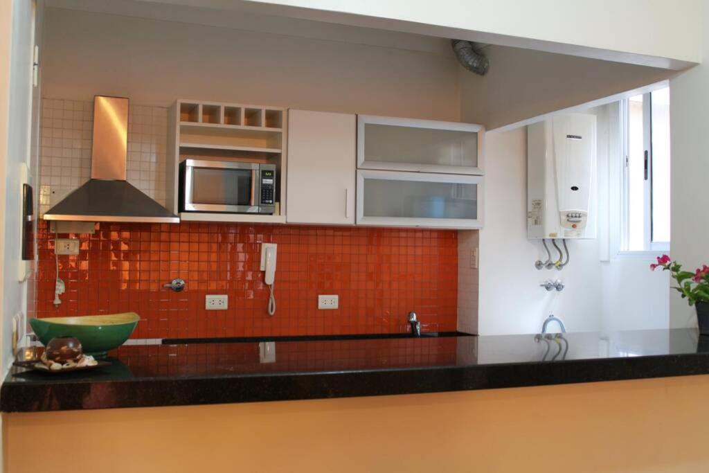 una cocina con armarios blancos y un tazón verde en una encimera en Best location in Caballito, Buenos Aires, 80 M2 en Buenos Aires