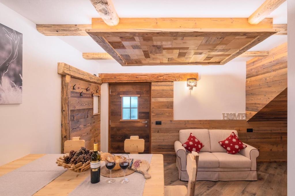 a living room with a couch and a table at CESA MARIN in Campitello di Fassa
