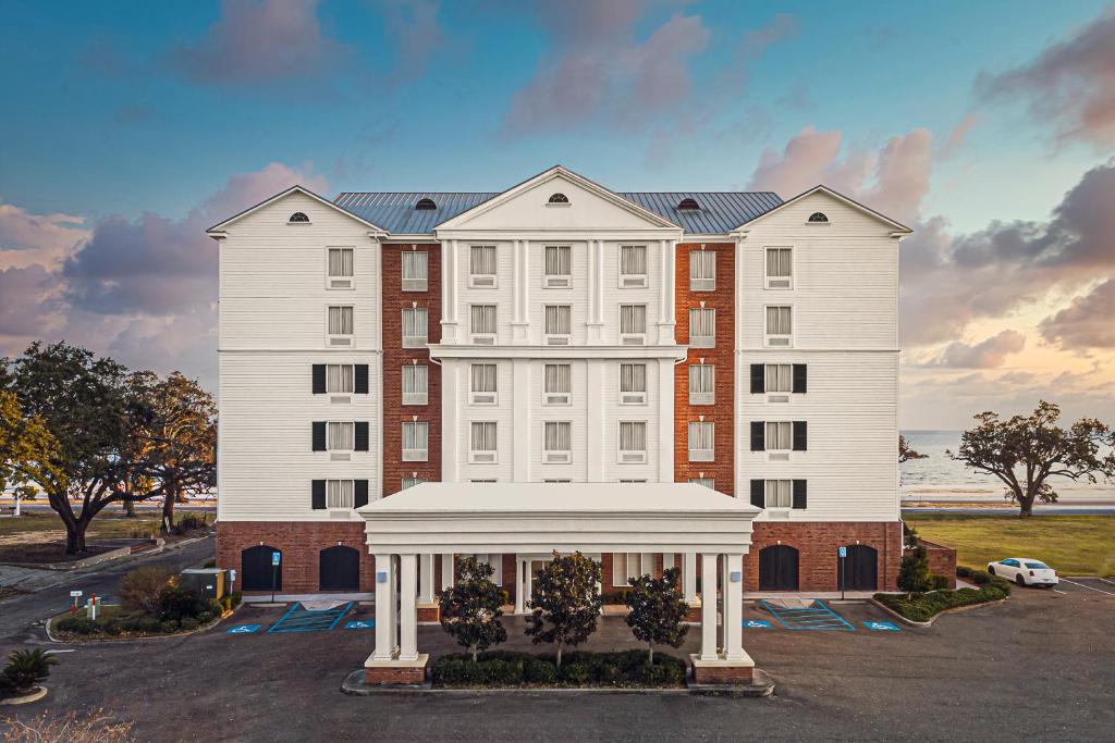 un gran edificio blanco con un cenador frente a él en The Inn at Long Beach en Long Beach