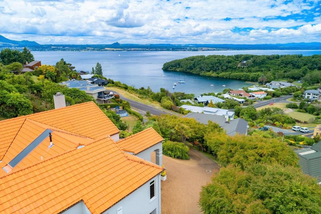 widok z góry na miasto z pomarańczowym dachem w obiekcie Acacia Waters - Lake Taupo w mieście Taupo