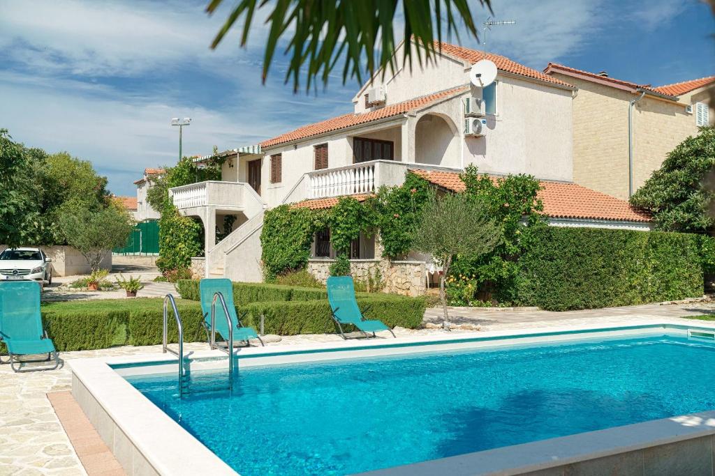 Bazén v ubytování Apartments Vesna with pool nebo v jeho okolí