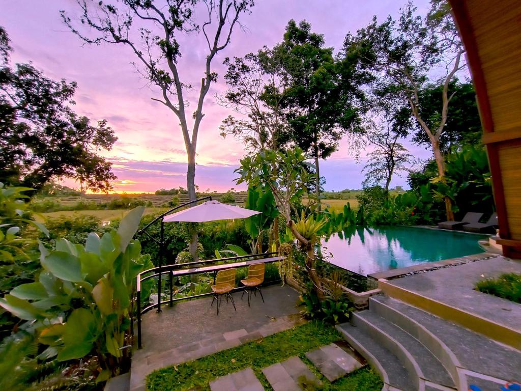 Bazén v ubytování Uma Manyar Sunset Villa nebo v jeho okolí