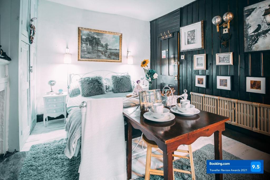 1 dormitorio con cama, mesa y sidx sidx sidx de mesa en Wool Combers Rest & Brönte Parsonage - Haworth en Haworth