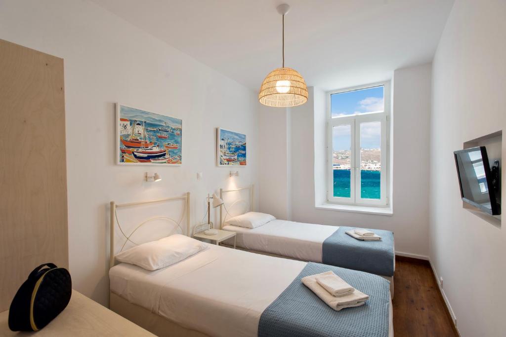 Postel nebo postele na pokoji v ubytování Mykonos Old Harbor Front Suite with Balcony