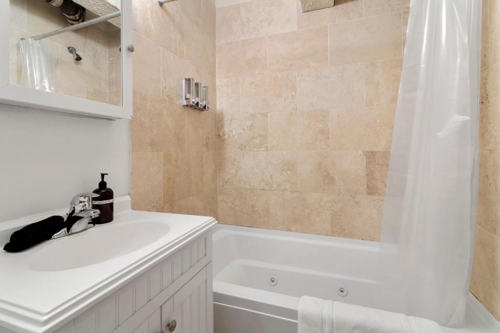 Sleeps 6! 2 Bedrm, Gym, Close to Major Attractions - Apartment - Split Level