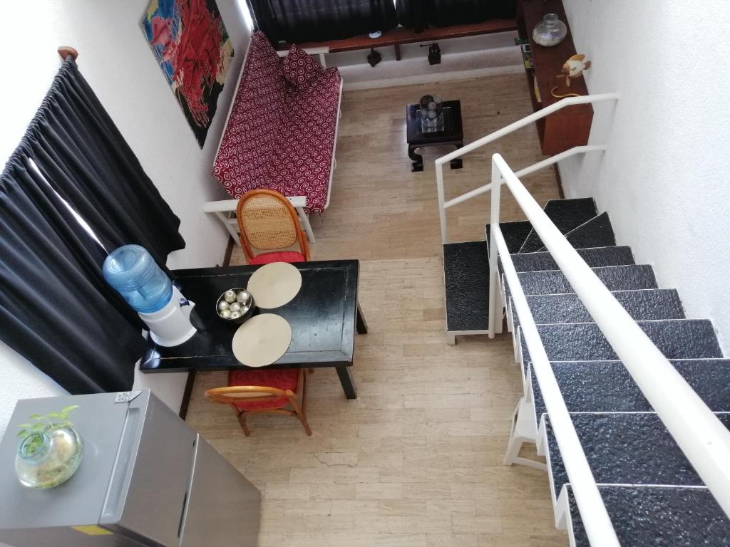 una vista aérea de una habitación con una mesa y escaleras en Margaritas101, en Cancún