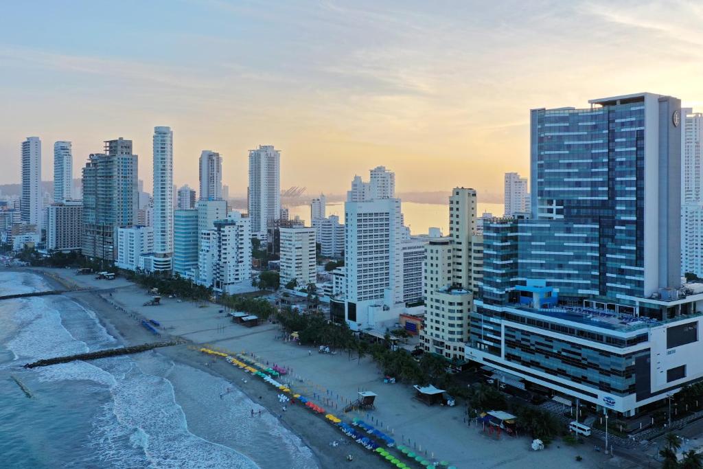une vue aérienne sur une ville avec de grands bâtiments dans l'établissement Hotel InterContinental Cartagena, an IHG Hotel, à Carthagène des Indes
