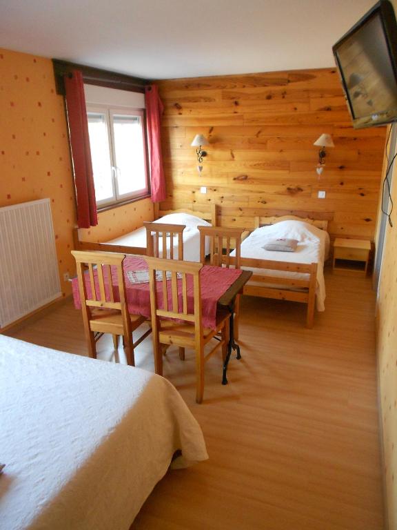 Postel nebo postele na pokoji v ubytování Hôtel L'Orée du Bois